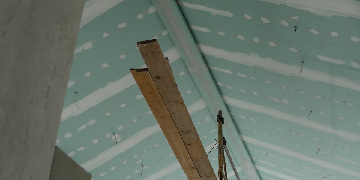 Schalldämmung Decke nachträglich: Was eine abgehängte Decke wirklich bringt, wie sie aufgebaut sein muss, und wann sie nicht der richtige Weg ist